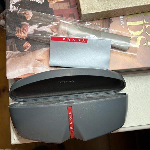 Prada Aviators with case and cloth - Picture 10 of 17